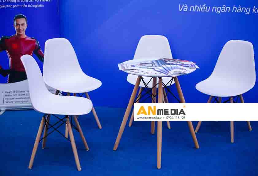Cho thuê bàn ghế nhựa eames giá rẻ, chất lượng tốt tại Hà Nội