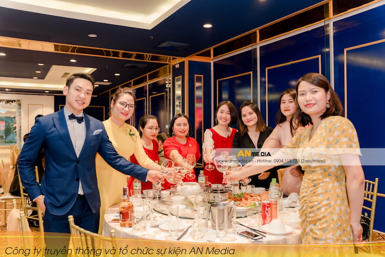 Kịch bản lời dẫn MC hay cho tiệc tất niên công ty