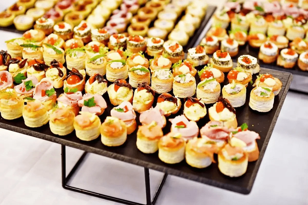 Một bữa tiệc Finger food hấp dẫn với đa dạng món ăn