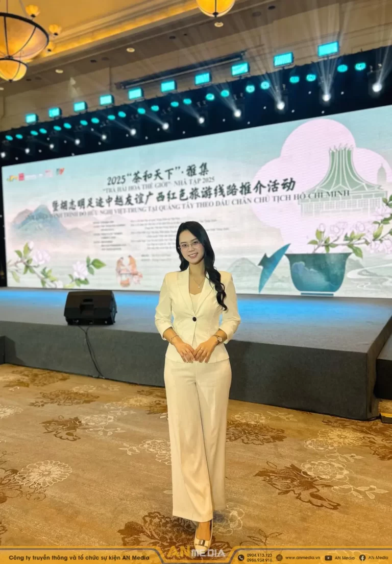 Nguyệt Anh – MC Phiên dịch Trung – Việt chuyên nghiệp cho hội nghị, sự kiện và giao thương quốc tế